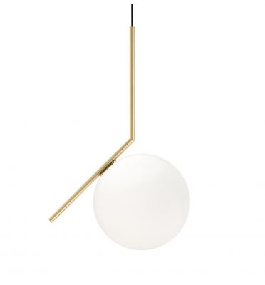 IC Lights S2 Pendelleuchte von Flos mit goldfarbenem Gestell und weißem Opalglas-Diffusor.